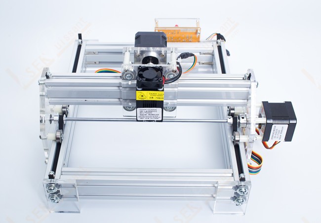 Machine de gravure laser de bureau pour les créateurs dévoués aux activités  culturelles et créatives dans les espaces de création et les  micro-entreprises dans les bureaux