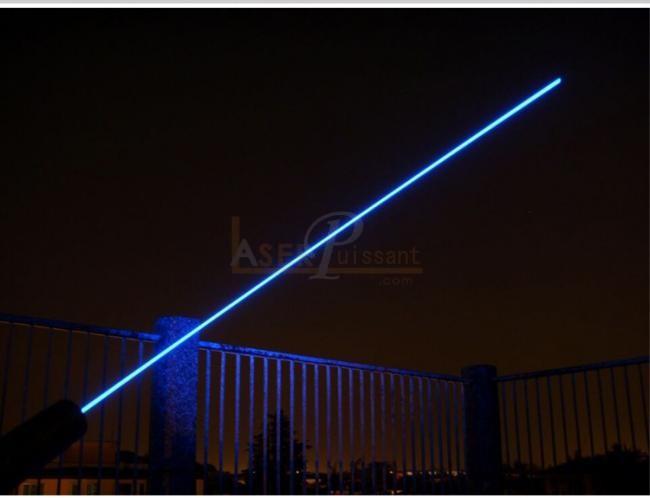 puissant pointeur laser bleu