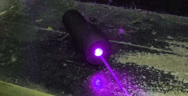 Le pointeur laser violet le plus puissant 405nm 1-2W qui brûle